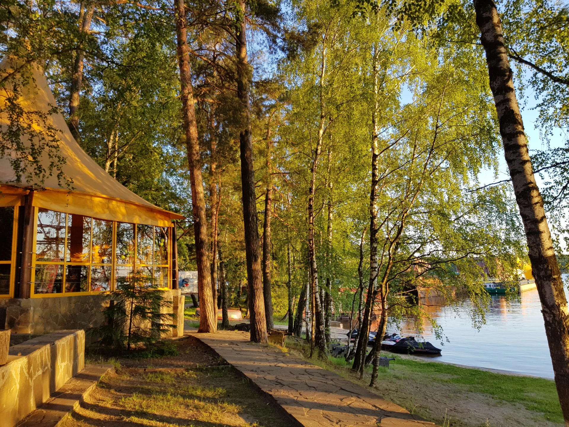 Шатер «Незнайка» у воды вместимостью до 50 человек в РК «Малибу»