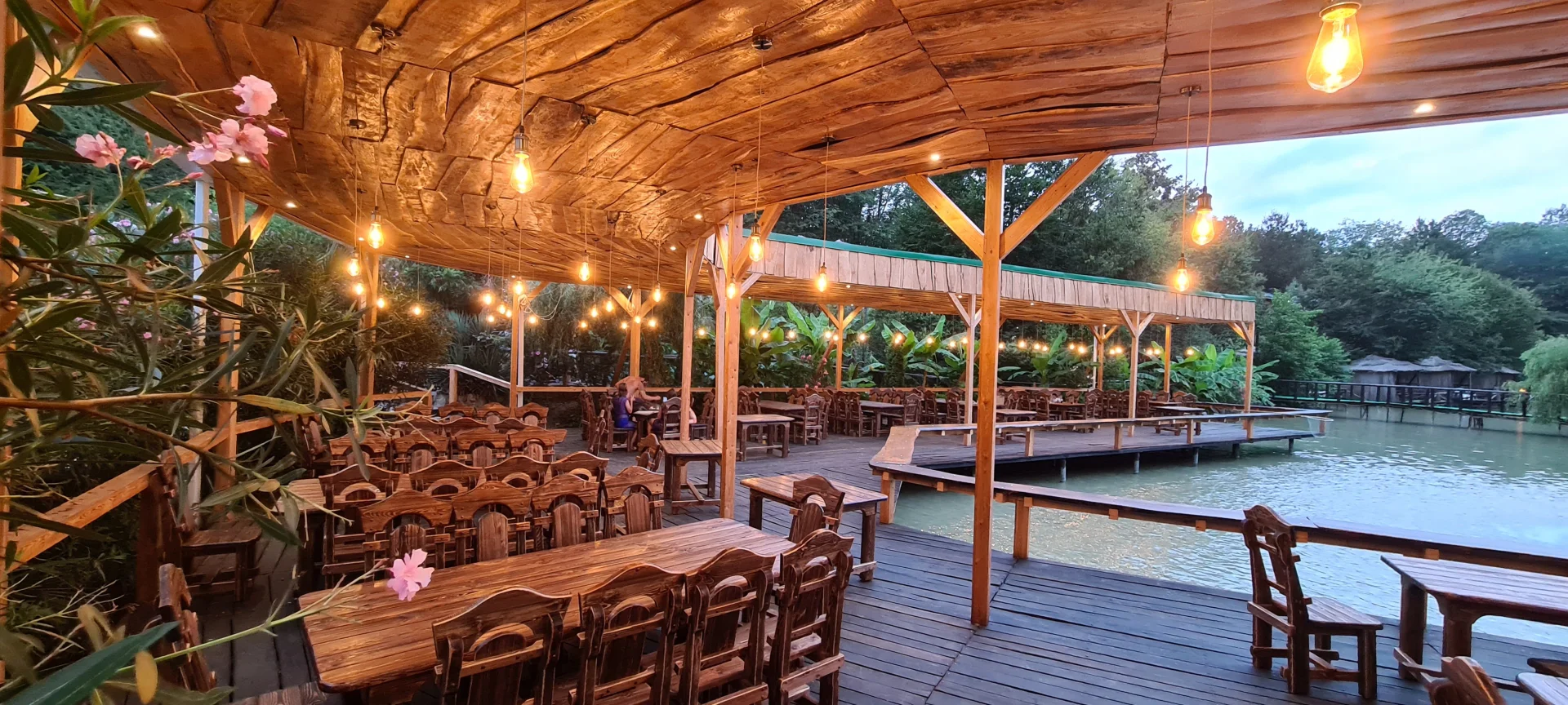 Проведение праздничных мероприятий в бальшой веранде рассчитана на 130 человек на Ачигварское озеро