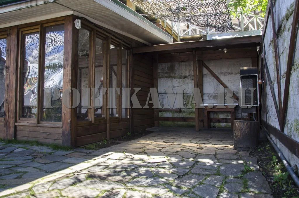 Отдых в беседке, созданной в швейцарском стиле «шале»