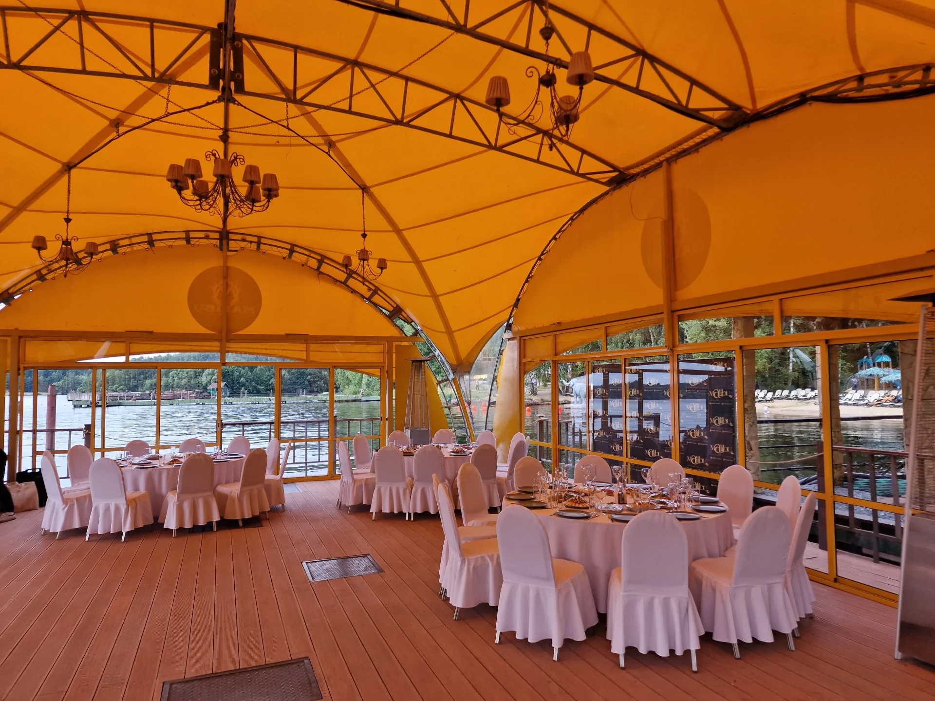 Снять шатер у воды «На волнах» до 70 человек в РК «Малибу»