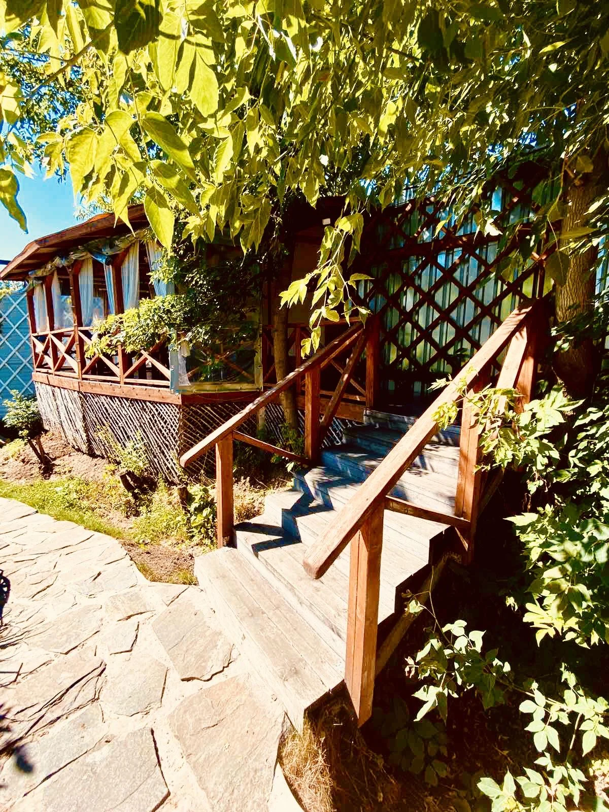 Отдых в летней беседке на территории городского парка отдыха «Порт Кама»