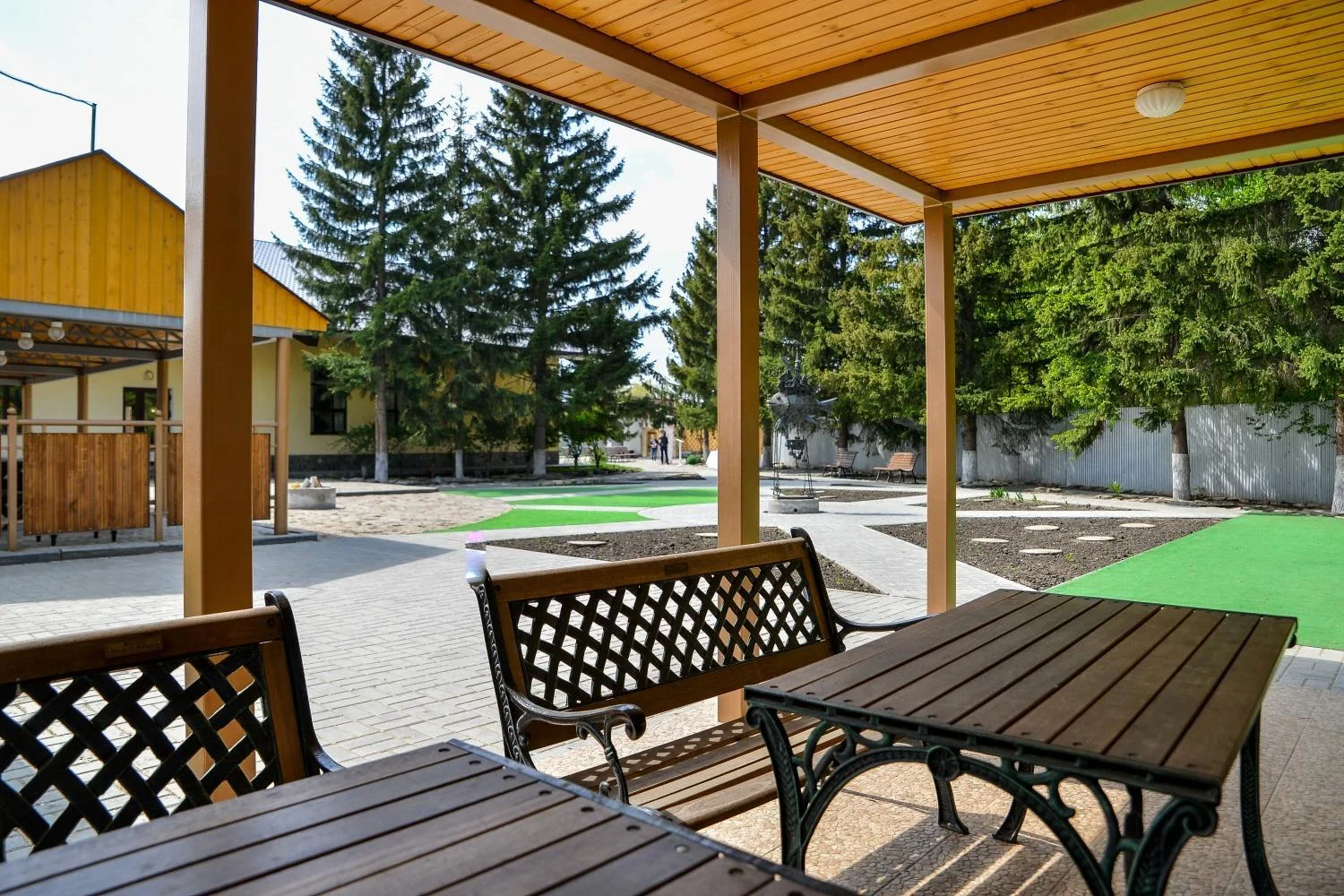 Уютные беседки для отдыха в парк-шале “Бенилюкс”