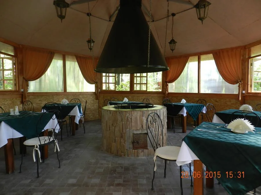 Открытые беседки барбекю в парк-отеле Дубрава