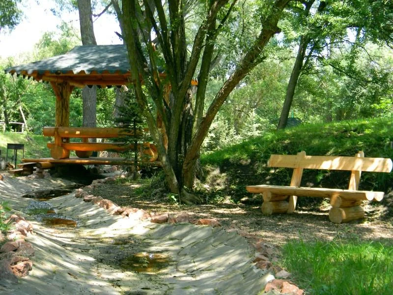 Снять навес № 5 с вместимостью до 10 человек на Грушевом озере