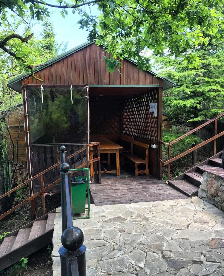 Мангальная беседка № 2 с вместимостью до 16 человек на Грушевом озере