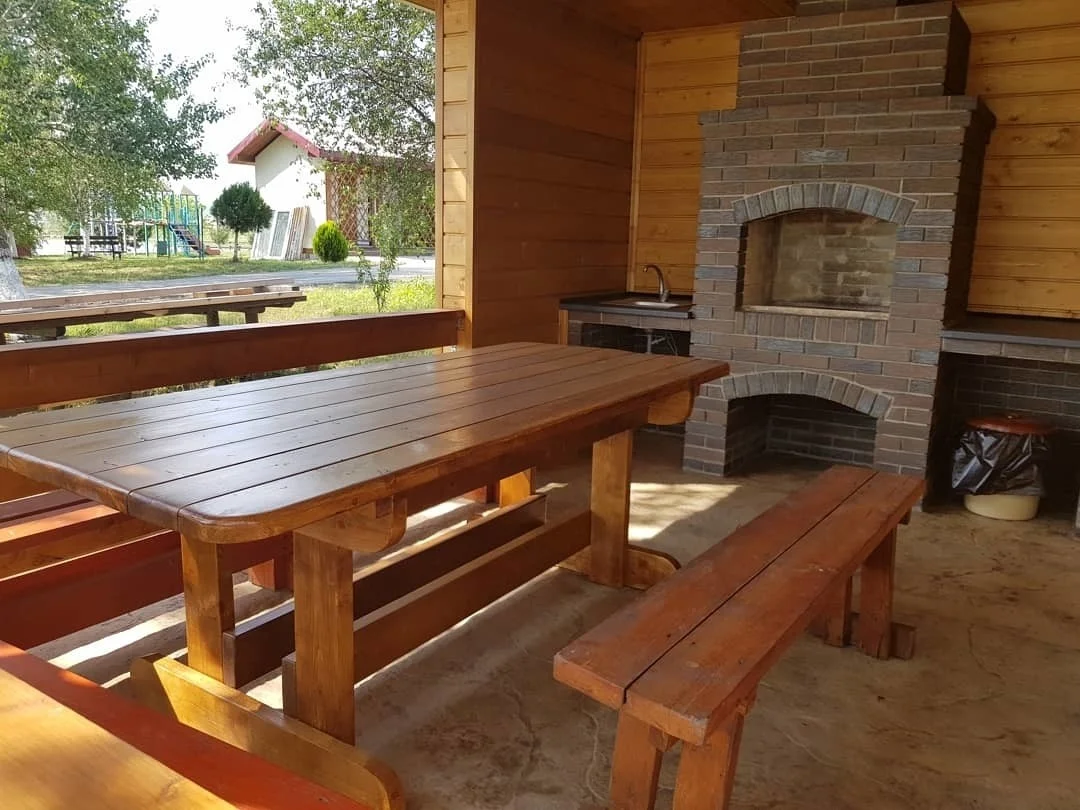 Закрытая беседка для большой компании до 15 человек — Рыболовная база «Родные просторы»