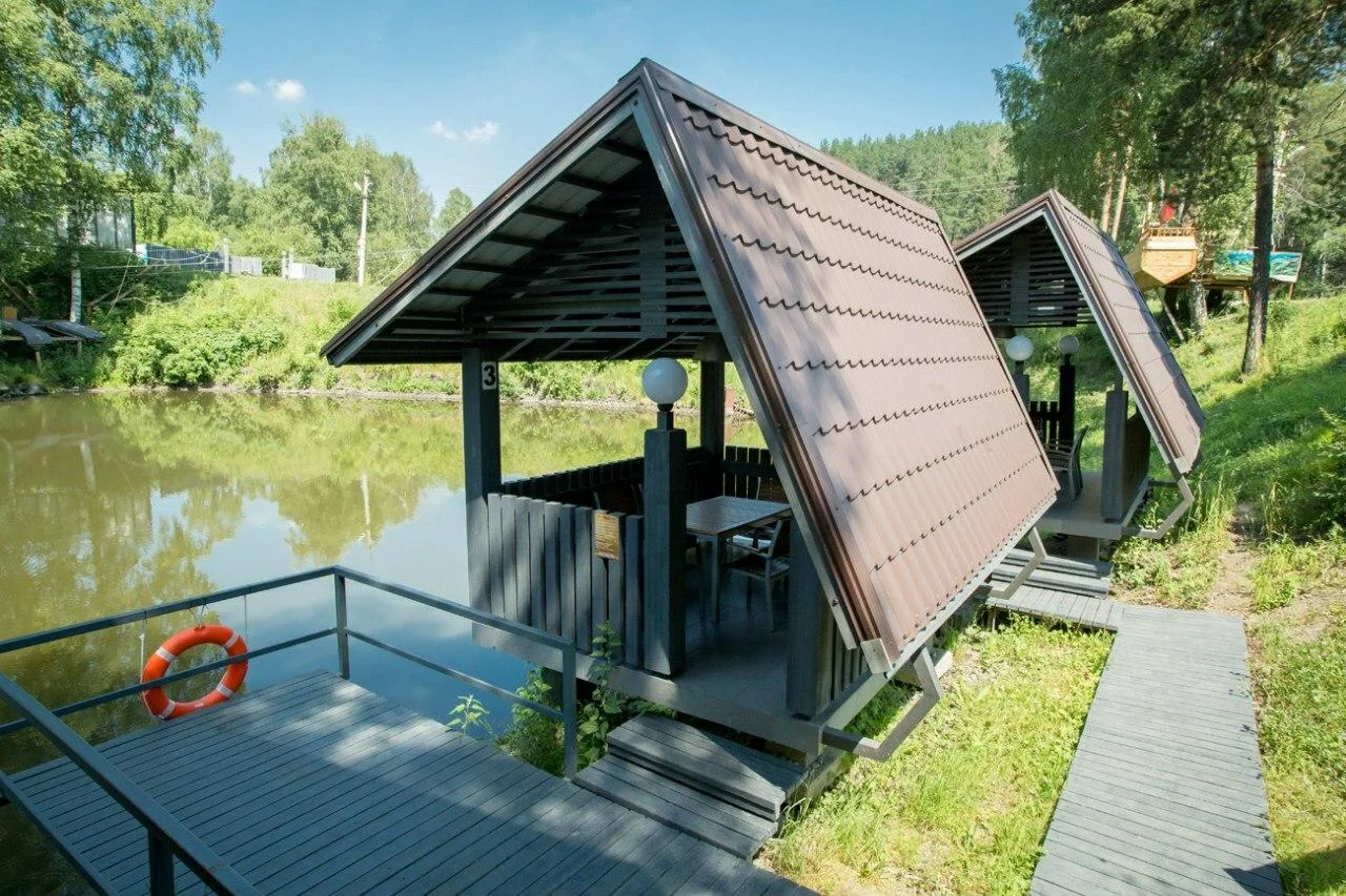 Маленькие беседки у воды на 10 человек / эко-комплекс Таежный