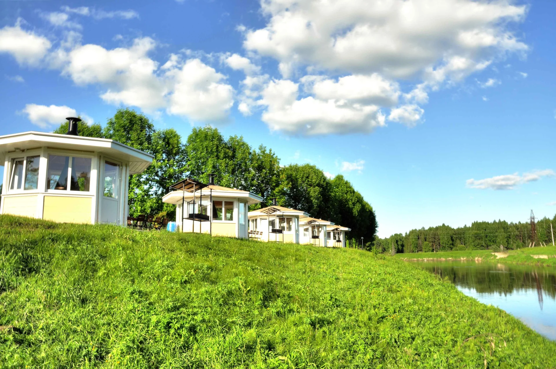 Беседки с мангалами в парк отеле “Прибрежный Ярбург”