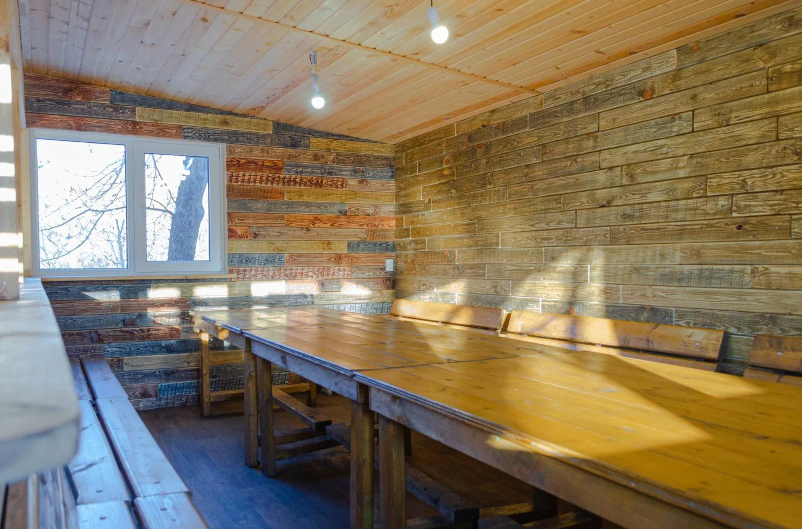 Теплая беседка с мангалом вместимостью до 20 человек «Городская дача»