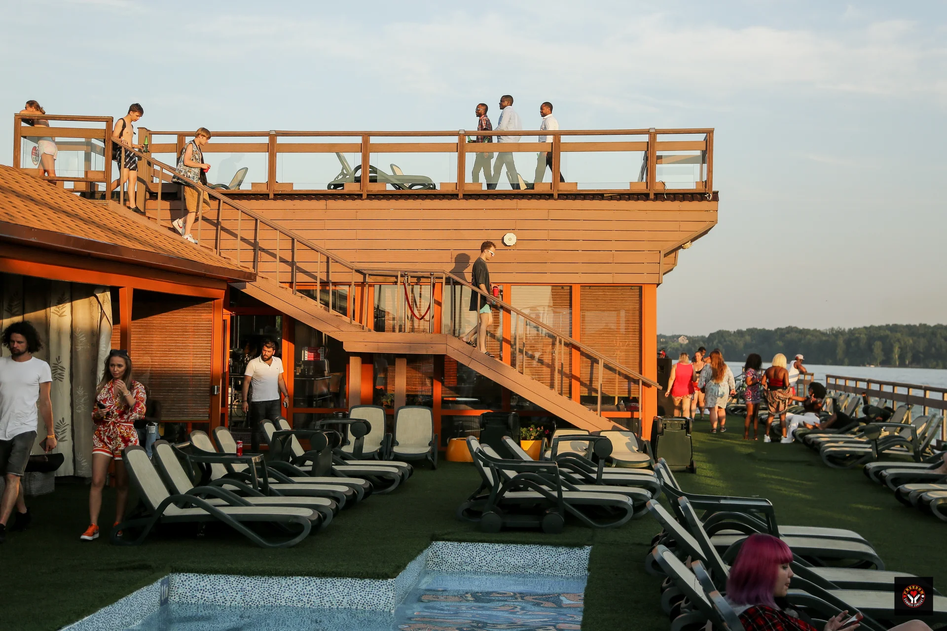 Аренда зала на воде «Стеклянный бар» с бассейнами