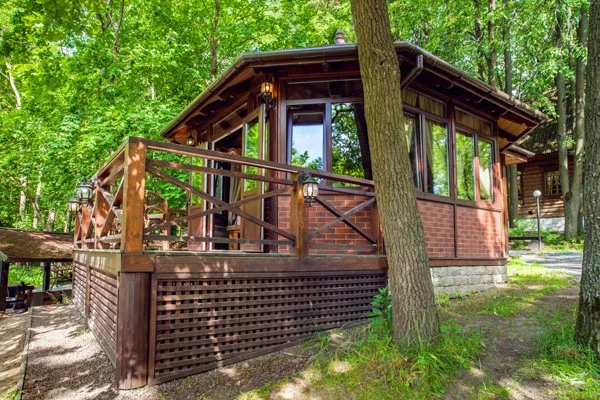 Гриль домик на территории ресторана «Рыбацкая деревня» в Москве