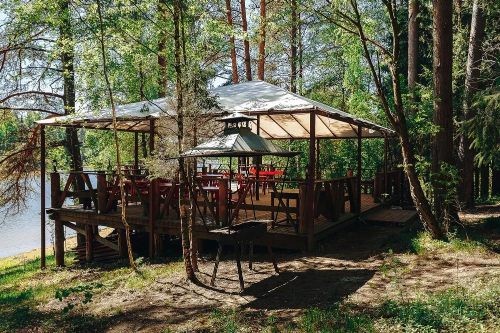 Уютные беседки у воды на базе отдыха Istra Cottage
