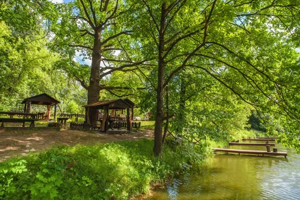 Аренда дубового шалаша в ресторане «Рыбацкая деревня» в Москве