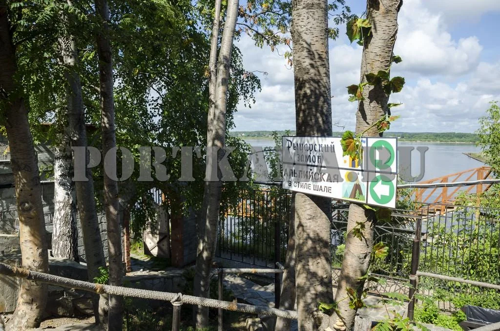 Отдых в беседке, созданной в швейцарском стиле «шале»