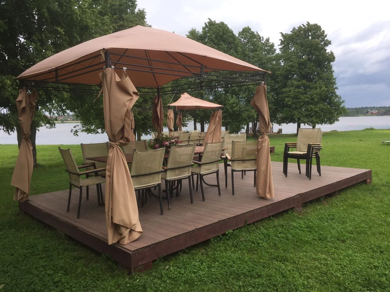 Малая и открытая беседка на базе отдыха Круглое Озеро