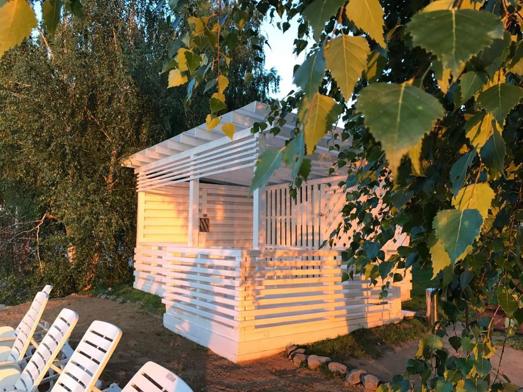 Аренда беседки у воды в яхт-клубе Пеликан