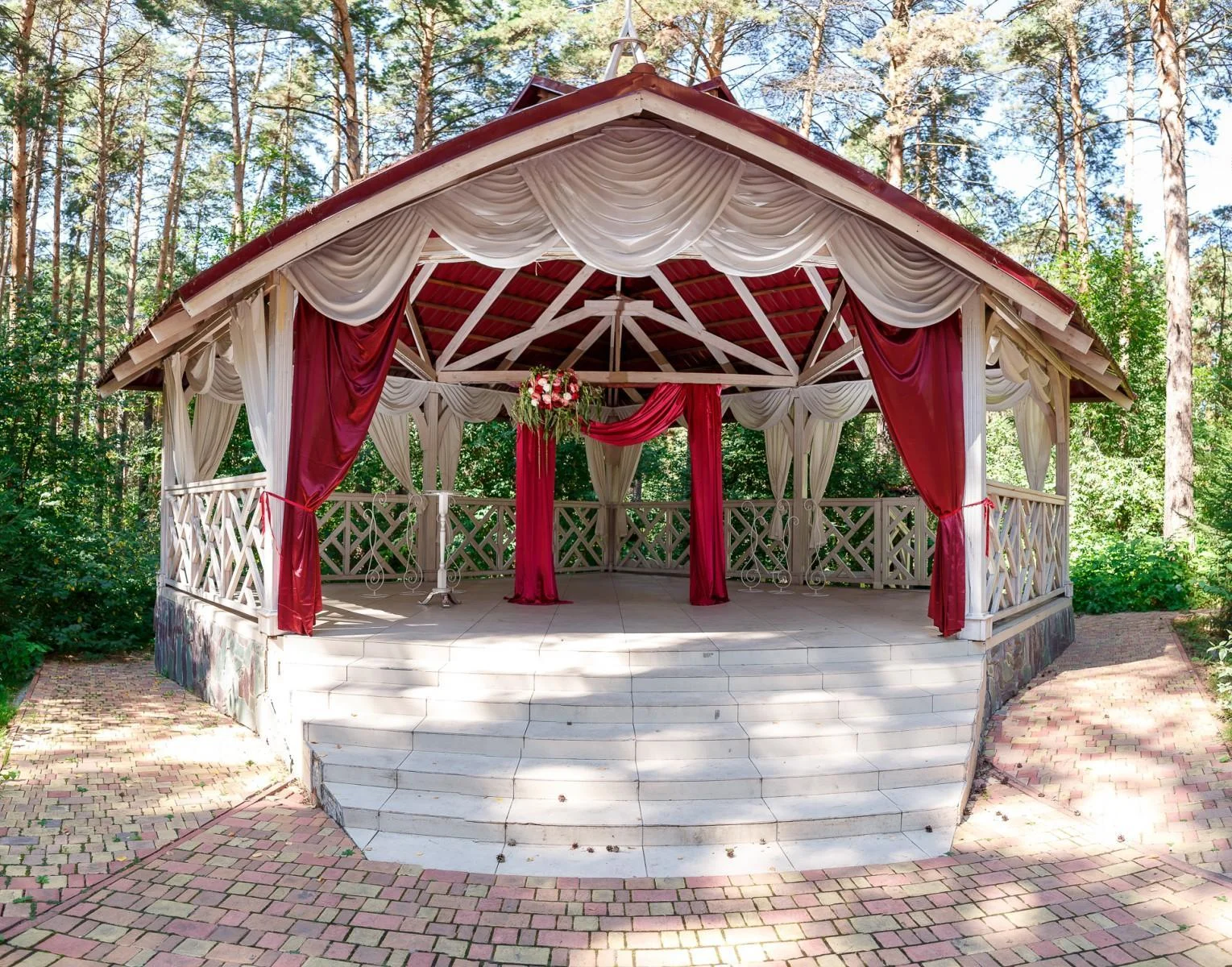 Беседка для выездных регистраций брака — Пансионат Былина (Бердск)