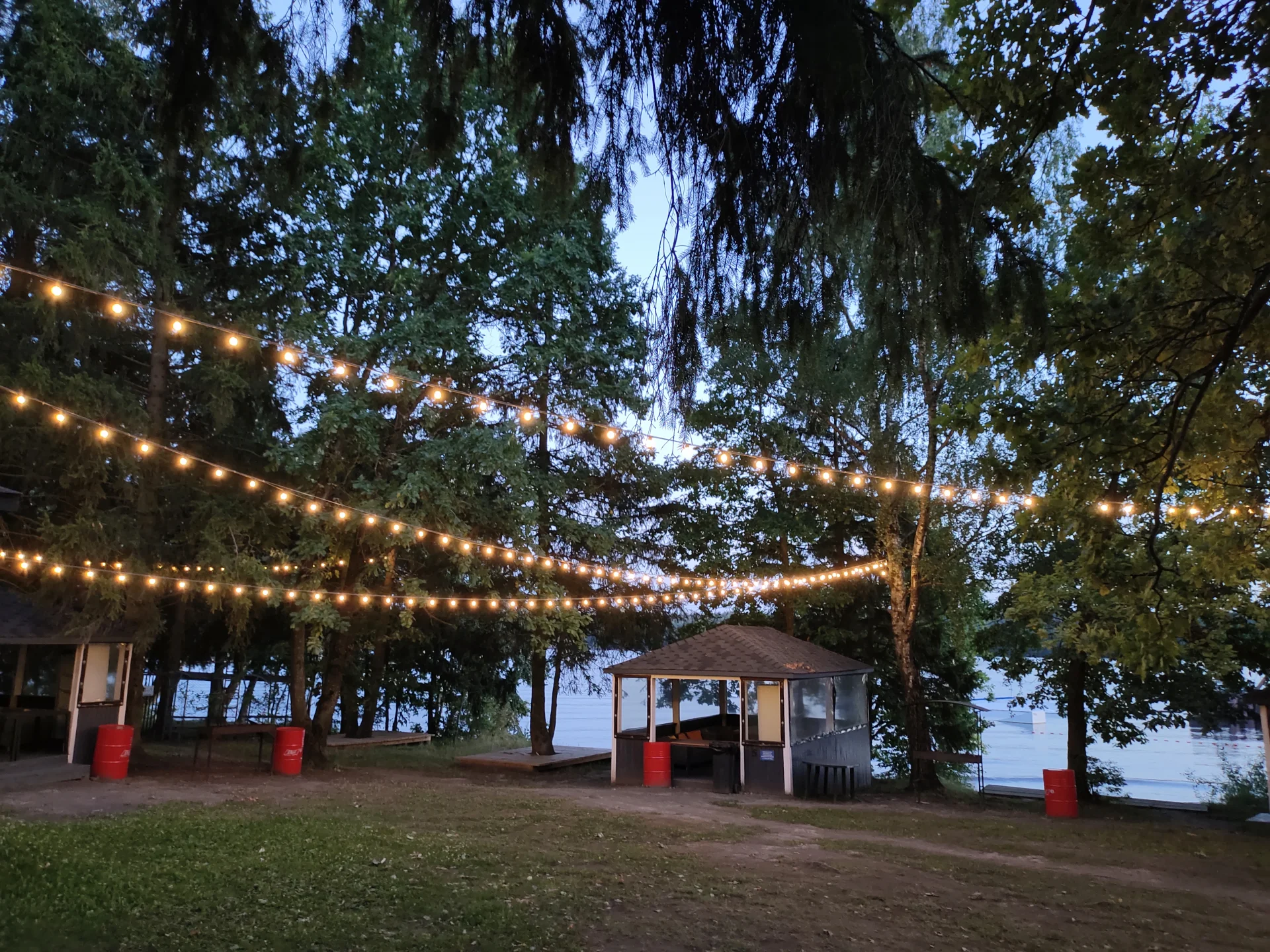 Беседки на поляне «Тортуга» от 10 до 80 человек в развлекательном комплексе «Малибу»