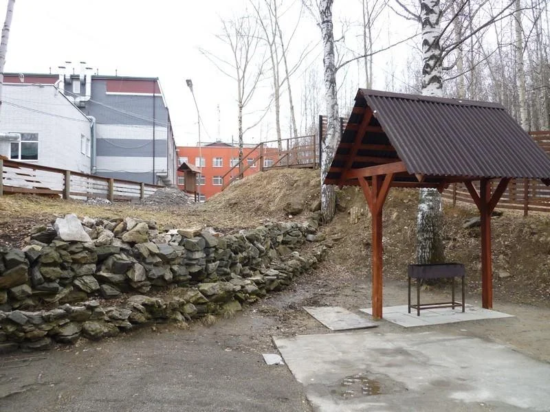 Деревянная беседка у сауны с мангальной зоной на 30 человек в Парке Победы