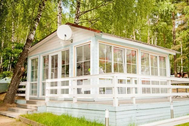 Застекленная VIP-беседка с телевизором и караоке