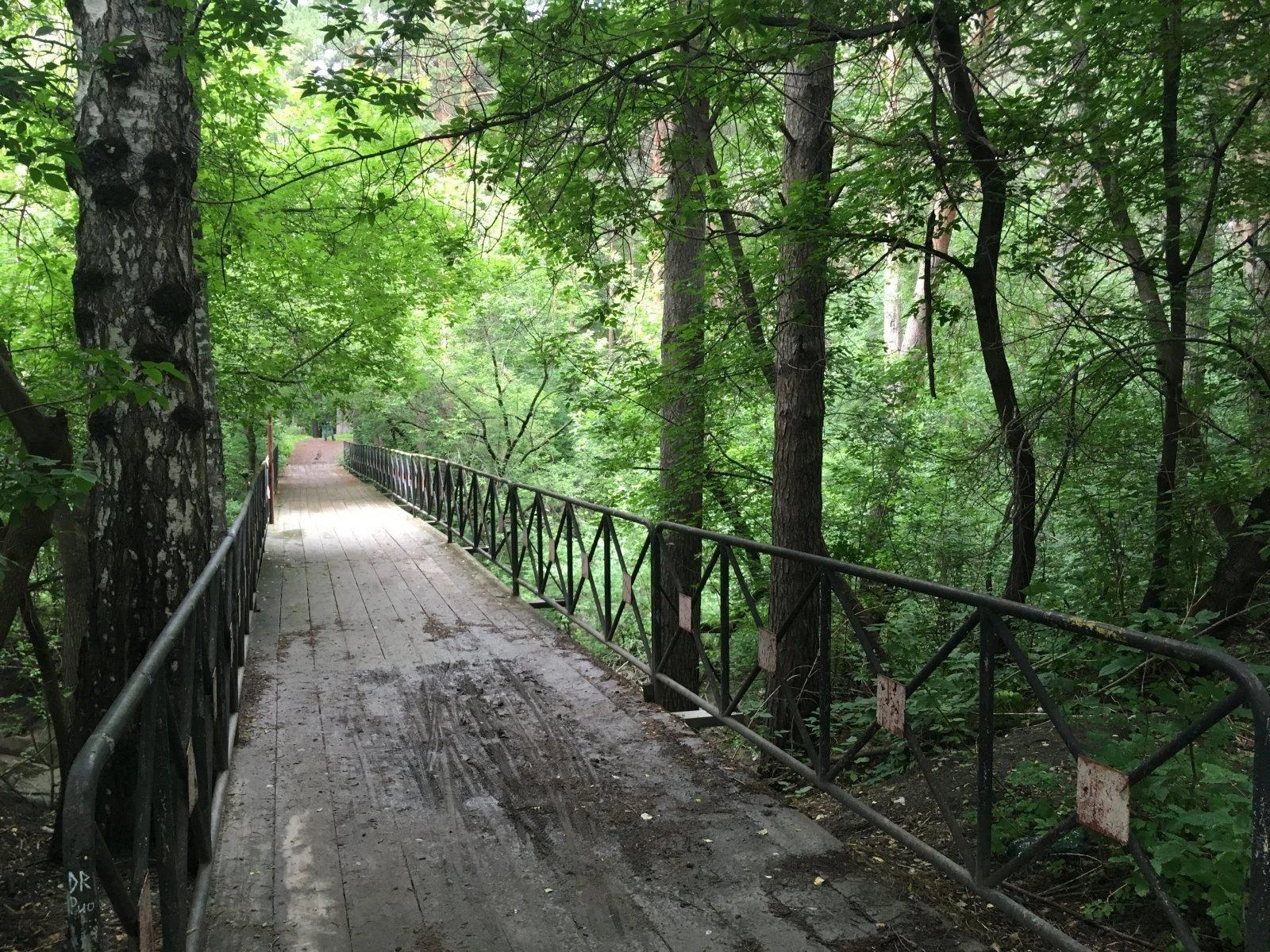 Крытая палатка (в наличии электрическая розетка и освещение)