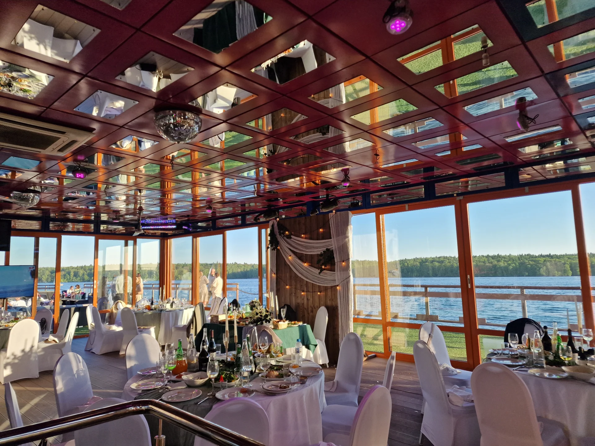 Аренда зала на воде «Стеклянный бар» с бассейнами