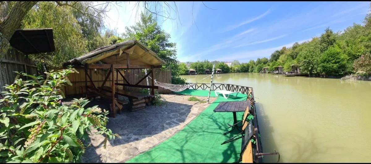 Пикник в беседках на територии Ачигварского озера рассчитаны до 15 человек