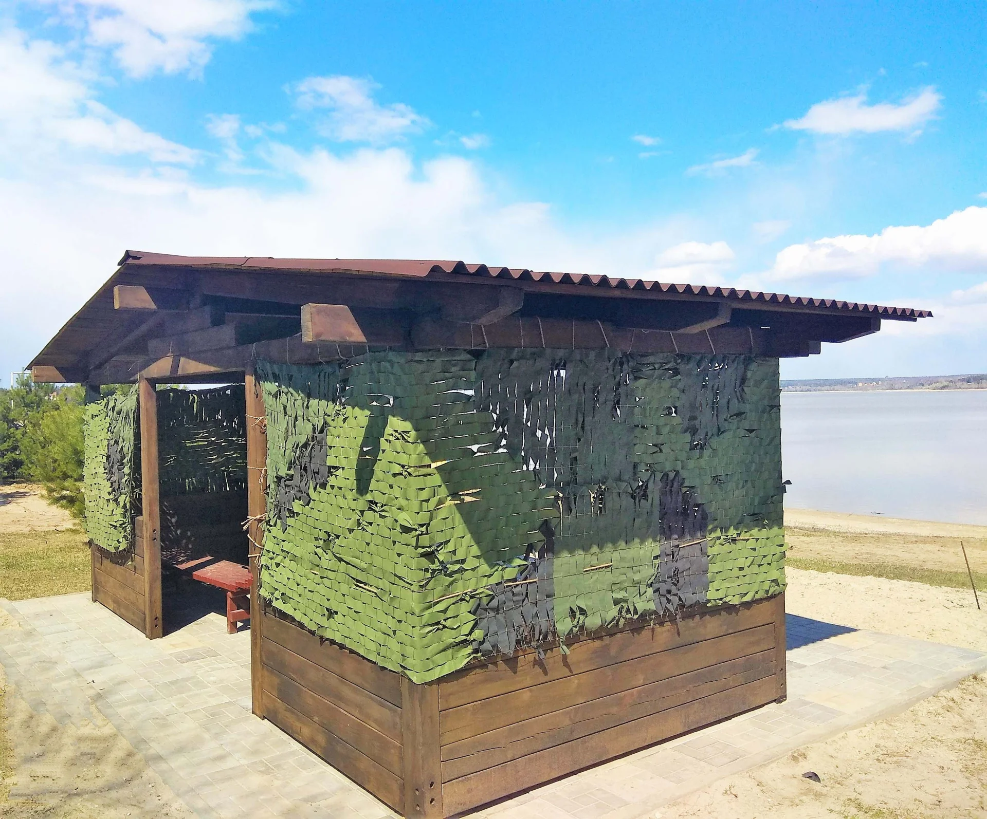 Снять беседку вблизи воды на пляже в городе Бердск