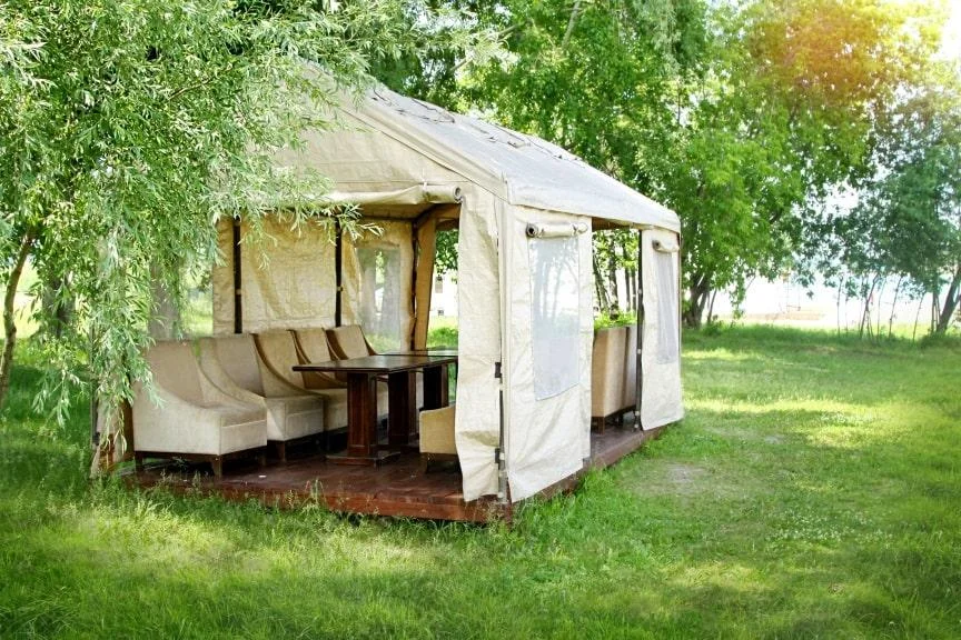 Роял Марин — белая беседка для шашлыка на территории Яхт Клуба