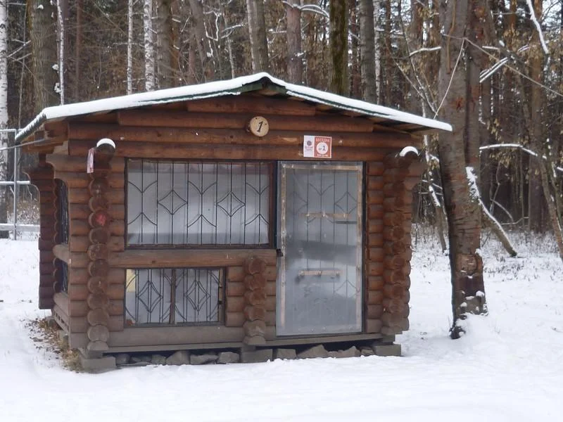 Деревянная беседка у волейбольных площадок в Парке Победы