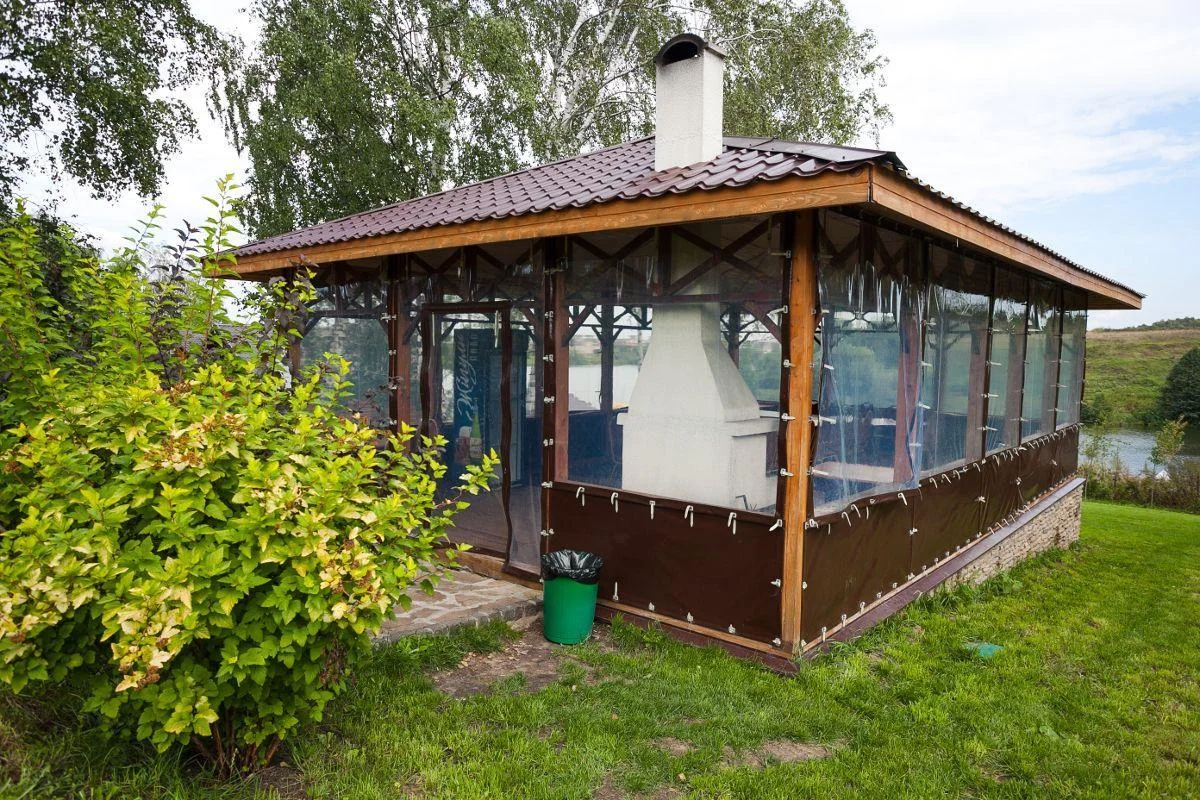 Орловский Парк Отель. Мангальные беседки на берегу озера Людовна.