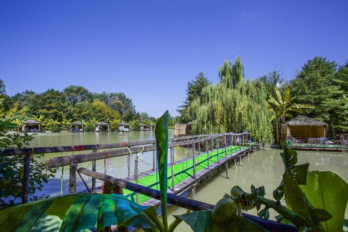 Пикник в беседках на територии Ачигварского озера рассчитаны до 15 человек