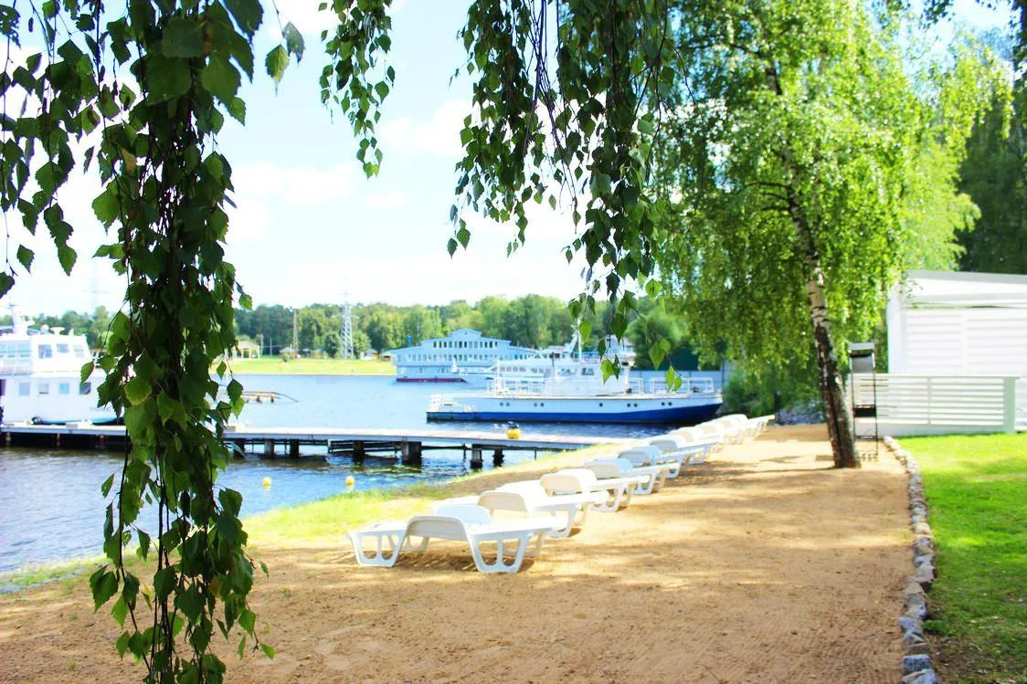 Коричневая беседка возле Пироговского водохранилища на 10 человек