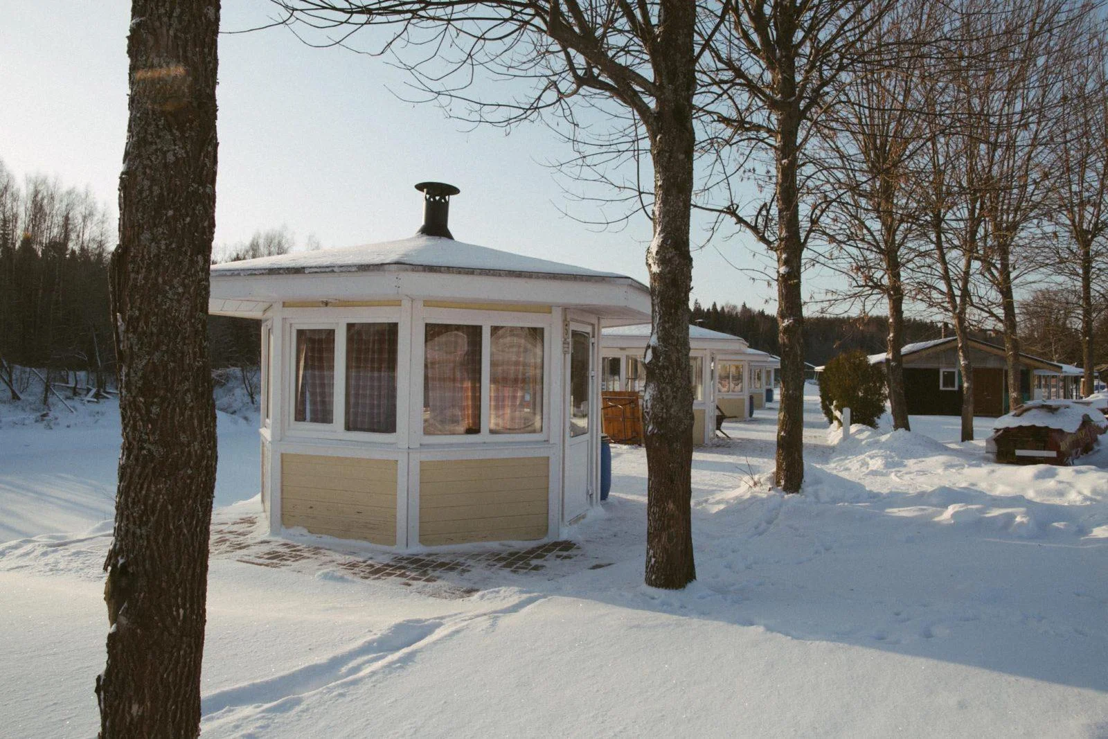 Беседки с мангалами в парк отеле “Прибрежный Ярбург”