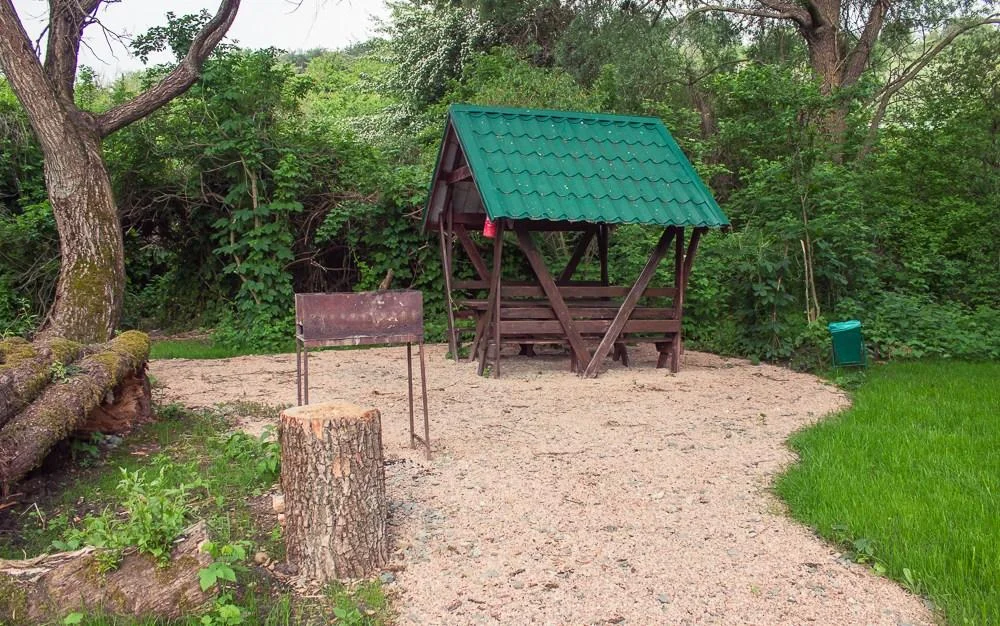 Малая беседка для шашлыка вместимостью до 6 человек на Грушевом озере