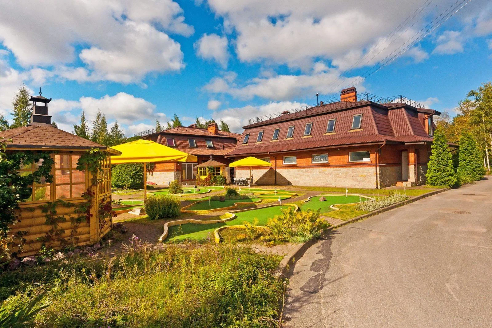 Мангальная беседка на территории отеля К-Визит