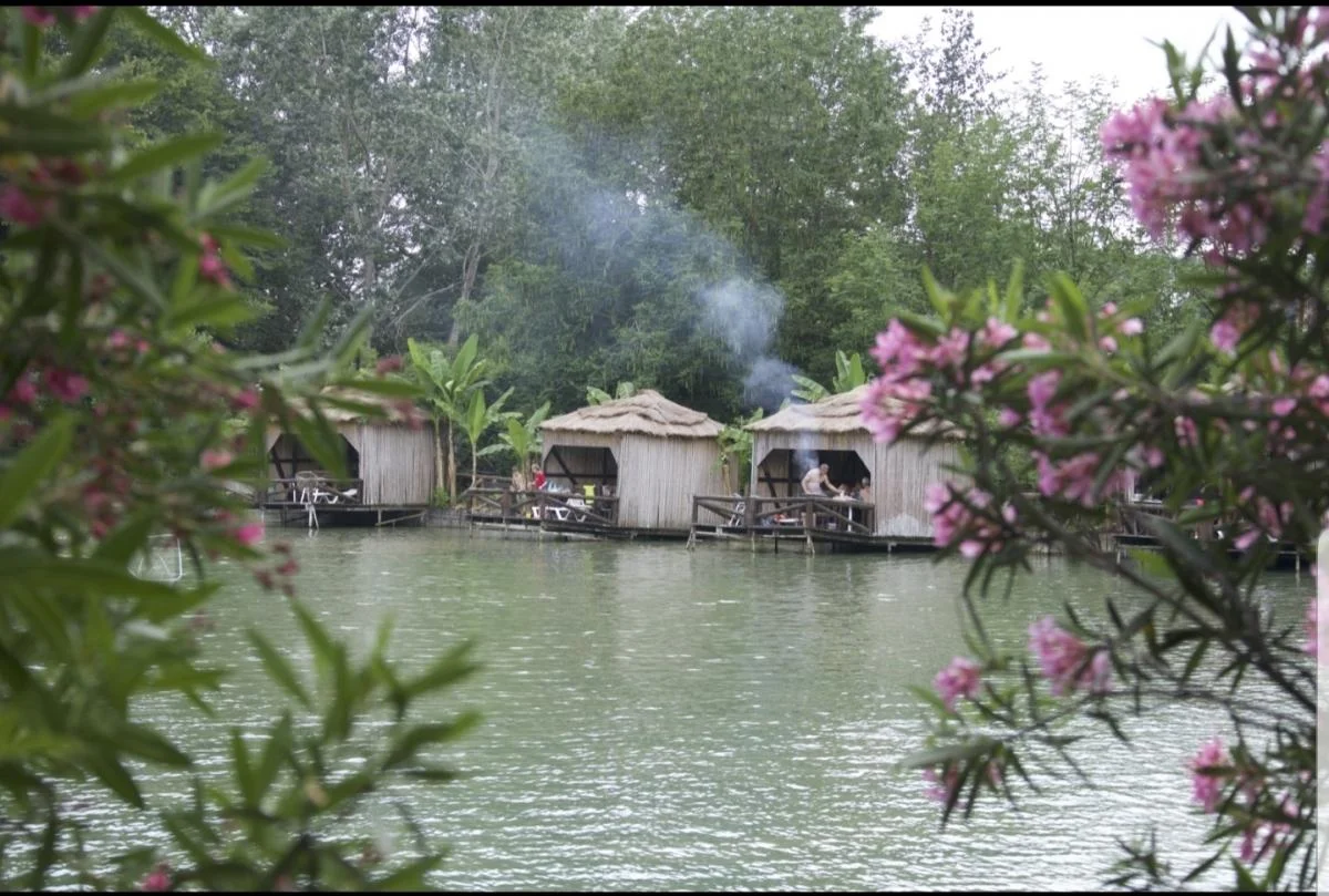 Пикник в беседках на територии Ачигварского озера рассчитаны до 15 человек