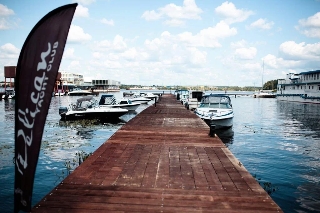 Аренда беседки у воды в яхт-клубе Пеликан