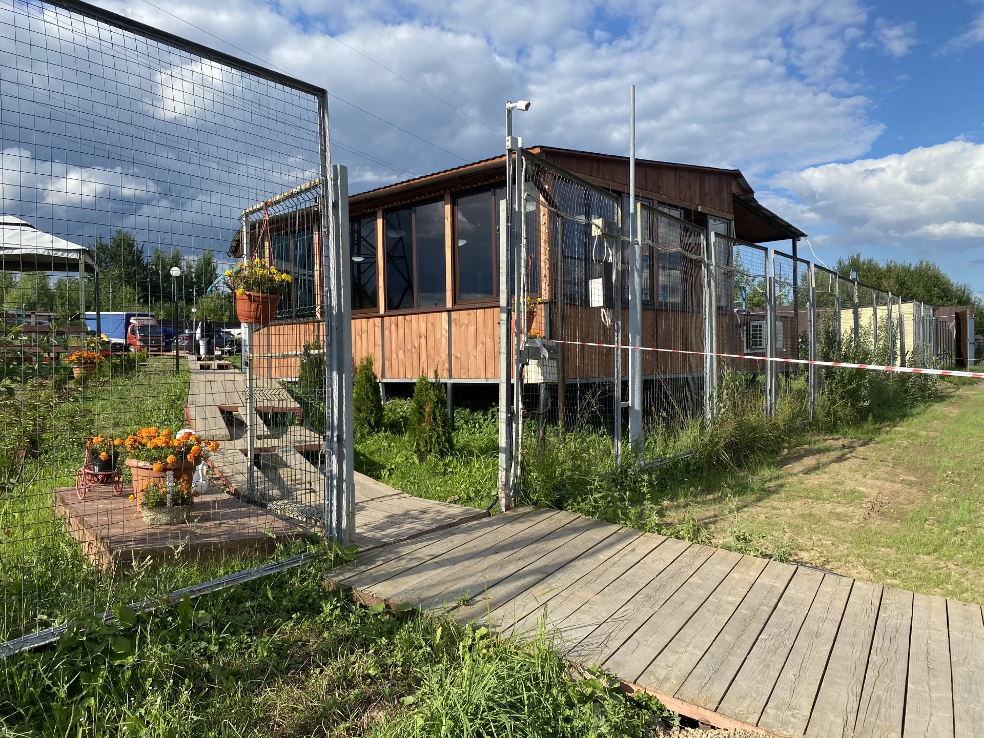 Беседка для шашлыка на природе в Яхт-клубе «Парусник»