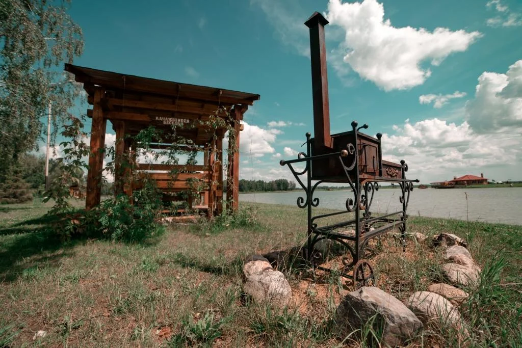 Качающаяся беседка с мангалом возле воды на 8 человек