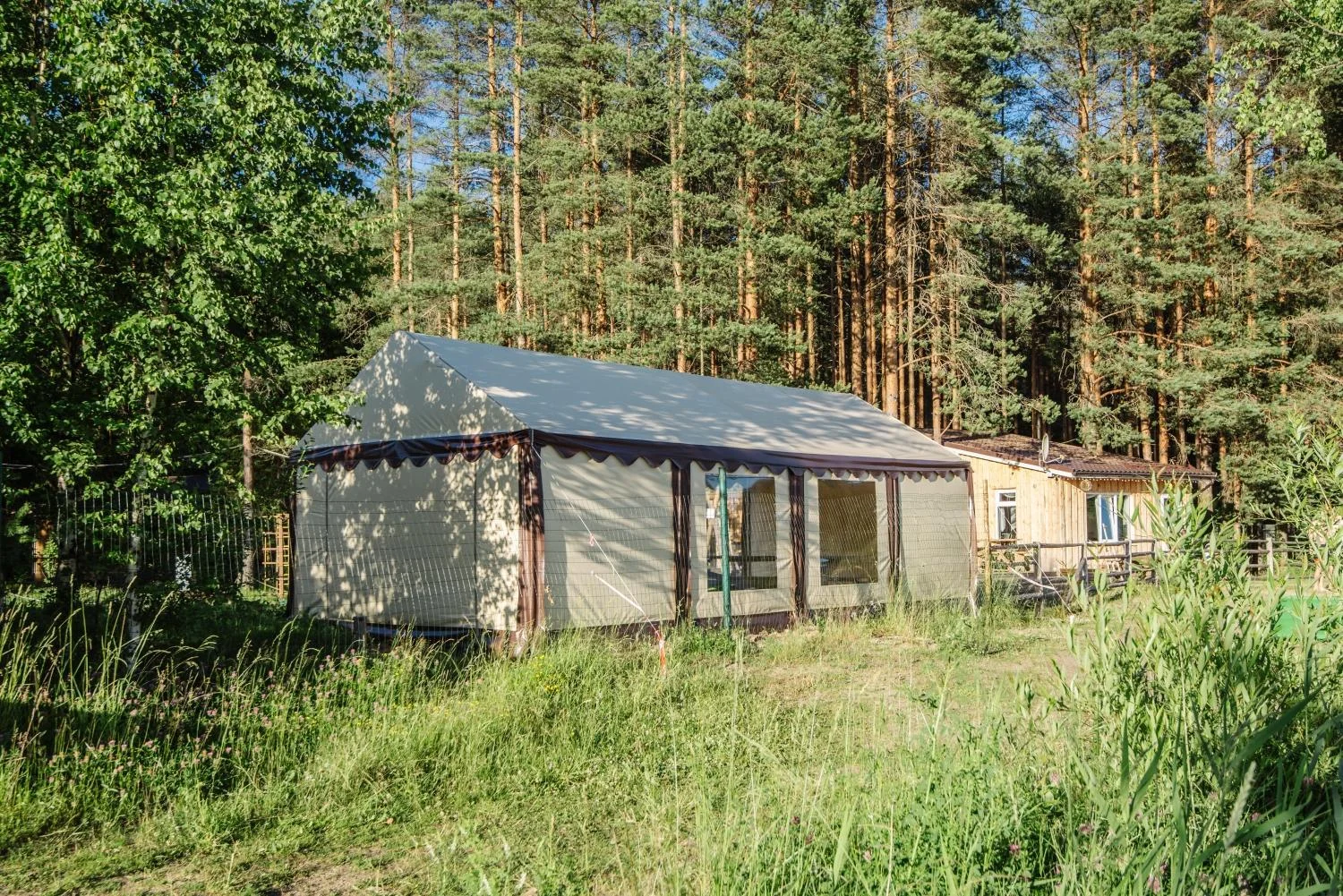 Аренда шатра в Ленинградской области на базе отдыха Пикник