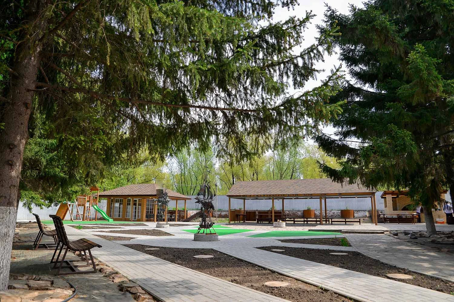 Уютные беседки для отдыха в парк-шале “Бенилюкс”