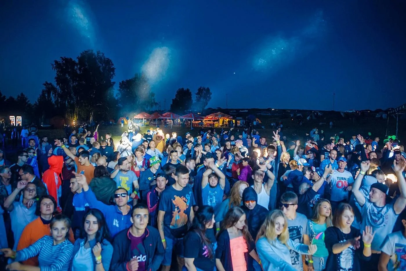 Поле со сценой для проведения корпоративов в аренду на базе «Подсолнухи»