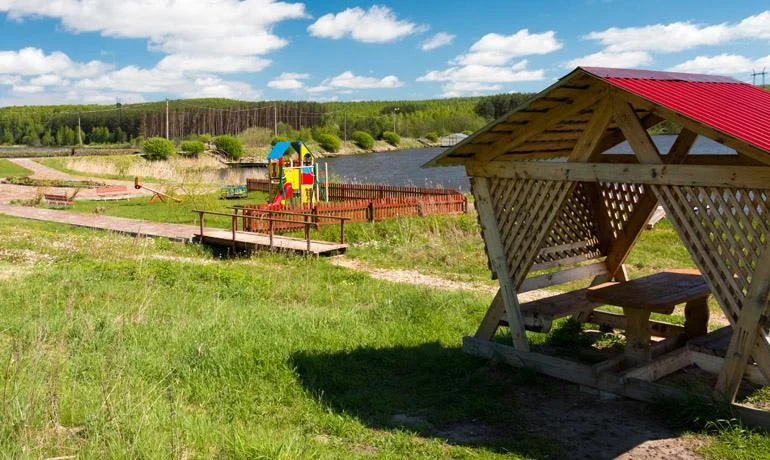 Аренда малых беседок для компании до 6 человек на берегу озера «Чистые пруды»