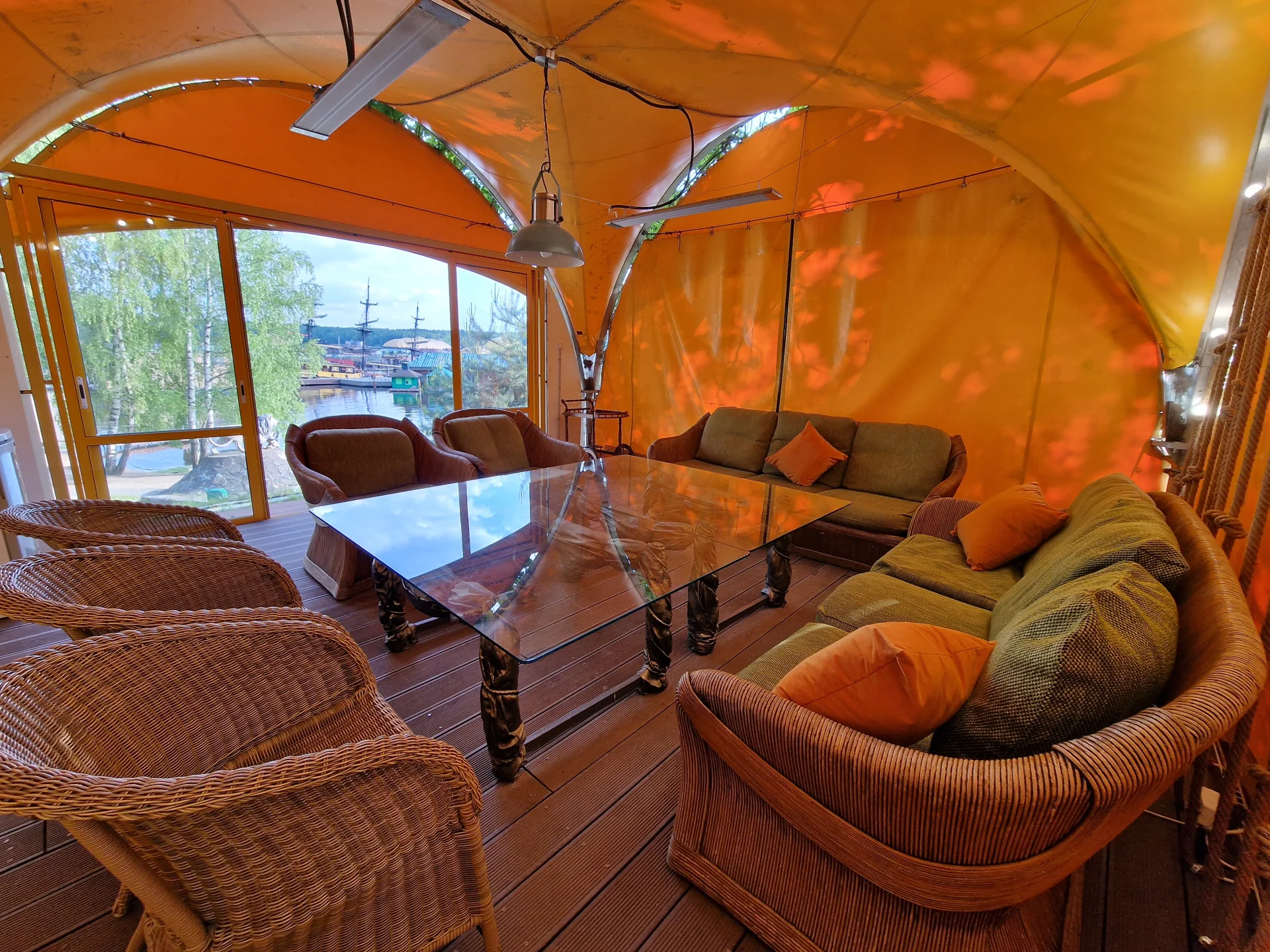 Аренда шатров береговой линий на 10-15 человек в гостинично-развлекательном комплексе «Малибу»