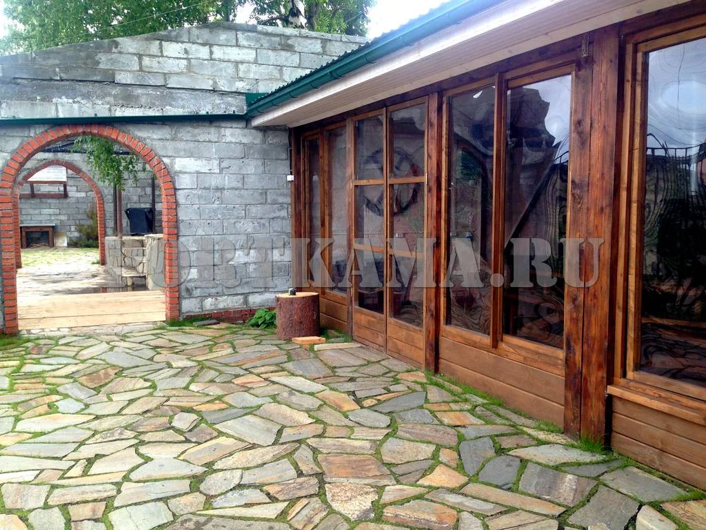 Отдых в беседке, созданной в швейцарском стиле «шале»