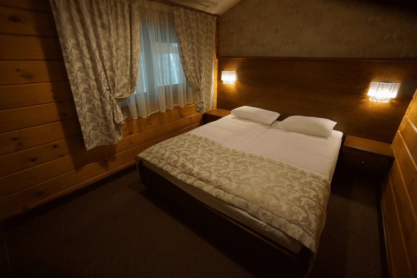 Беседка у озера большая вместимостью до 25 человек / эко-комплекс Таежный