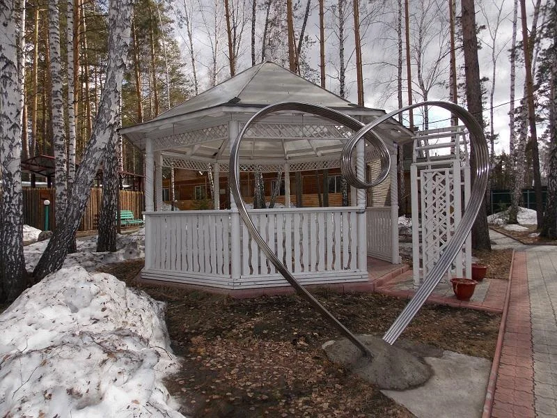 Красивая тематическая беседка с аркой для выездной регистрации