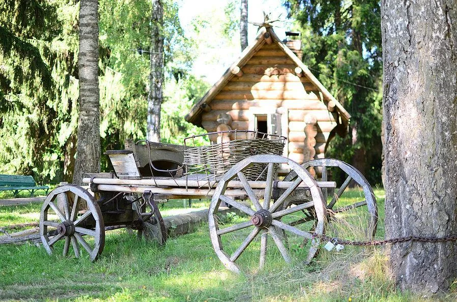 Беседки и площадки для отдыха на территории Шале-отеля «Таежные Дачи»
