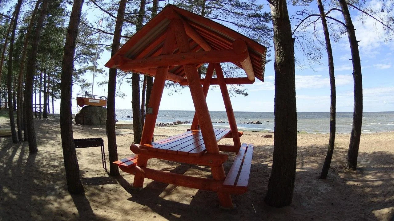 Небольшая беседка на 8 человек на берегу Финского залива